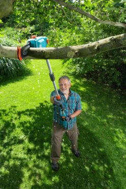 GARDENA Accu Telescopische Snoeizaag TCS 20/18 P4A Set -Tuin Meubel Verkoop gardena accu telescopische snoeizaag tcs 20 18 p4a set 1000x1500 640af323285d7 l